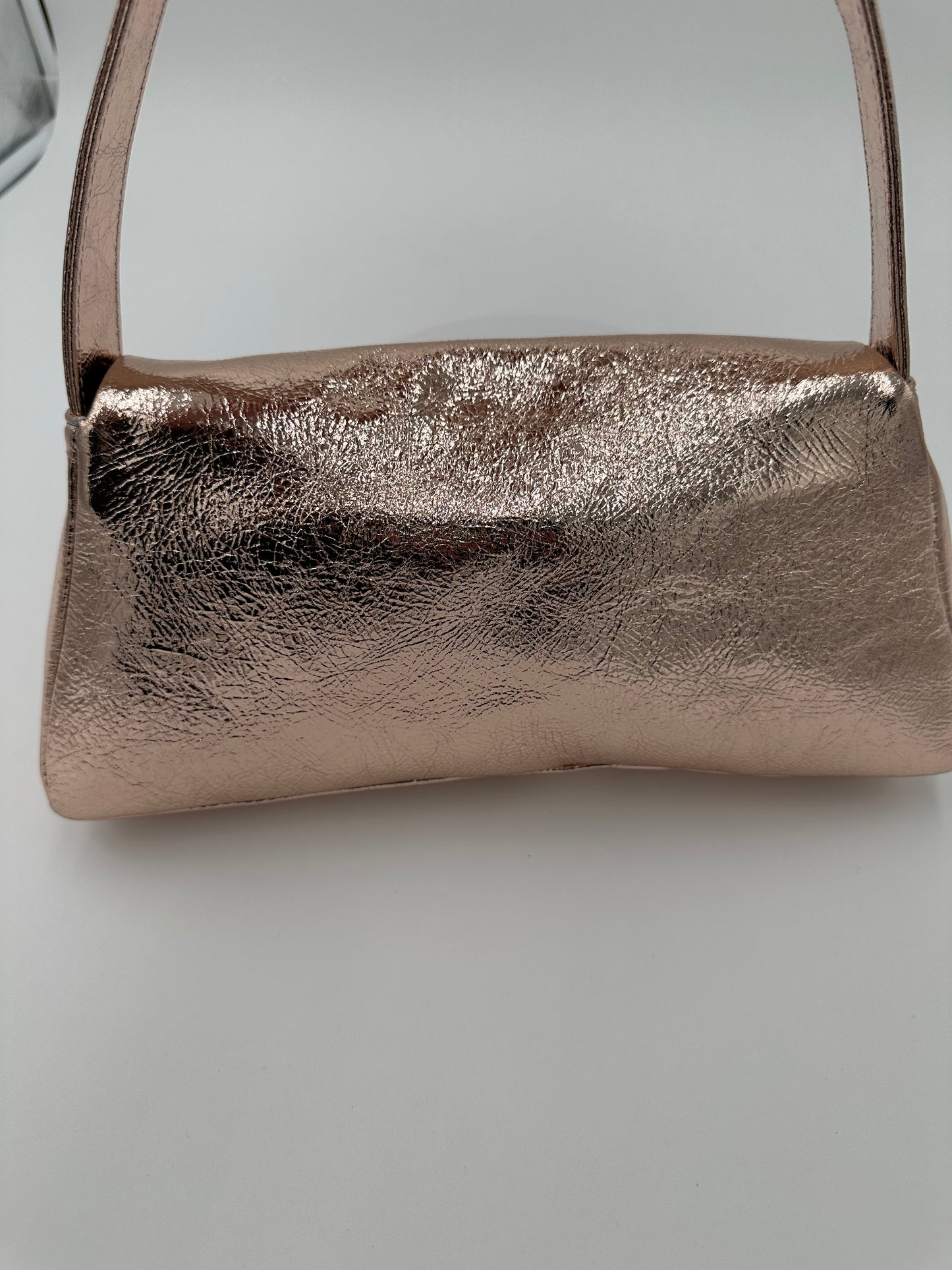 LISELLE KISS ELLIOT SHOULDER BAG IN ROSE GOLD METALLIC