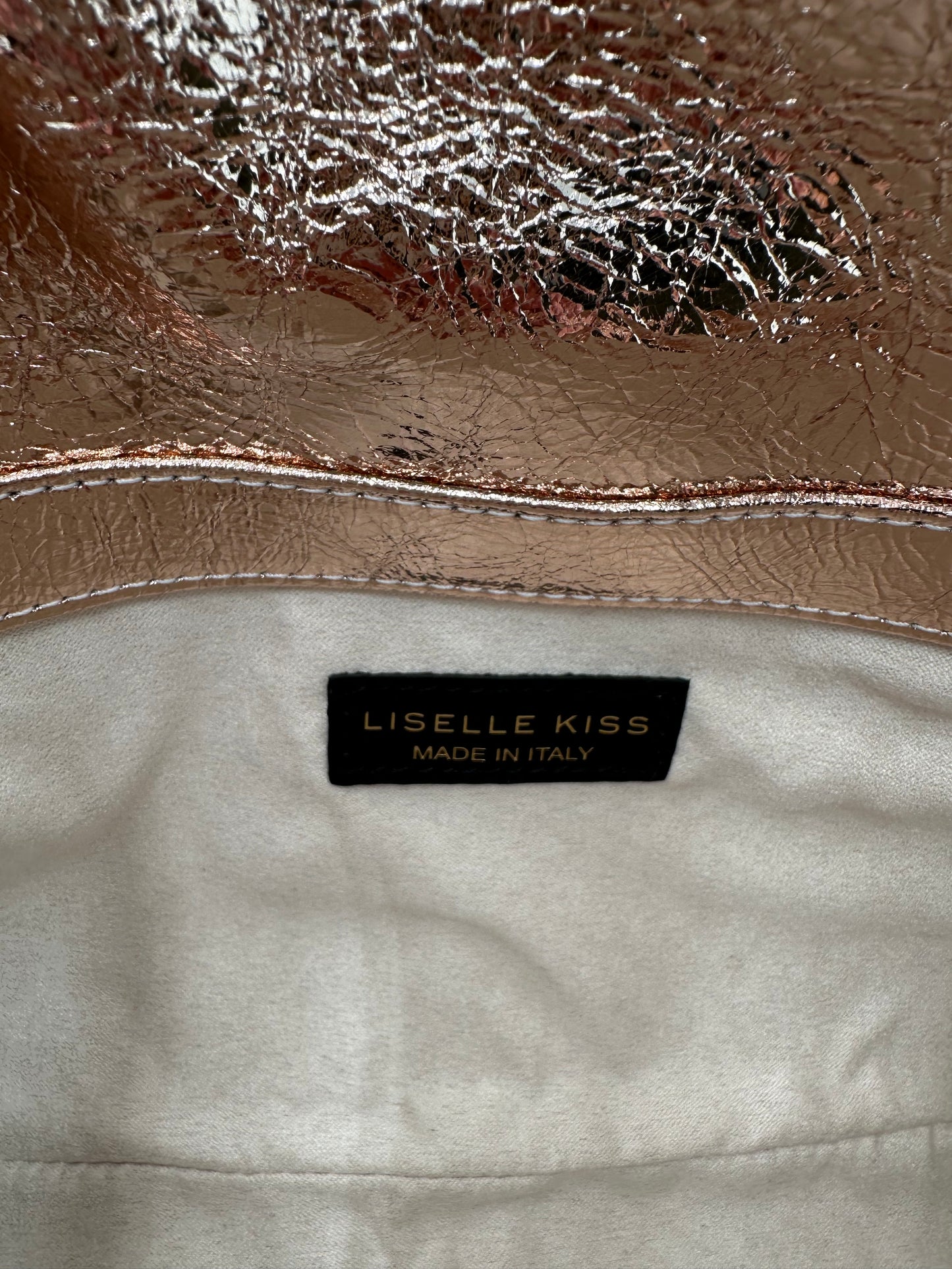 LISELLE KISS ELLIOT SHOULDER BAG IN ROSE GOLD METALLIC